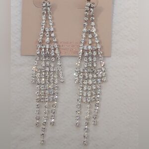 Elegant Silver Chandelier Earrings Add a touch of elegance to your outfit
